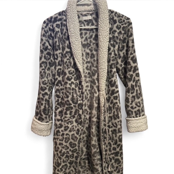 Grey & black leopard print robe - Picture 3 of 8